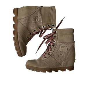 Sorel Women's Lace Up Boots in Tan and Red